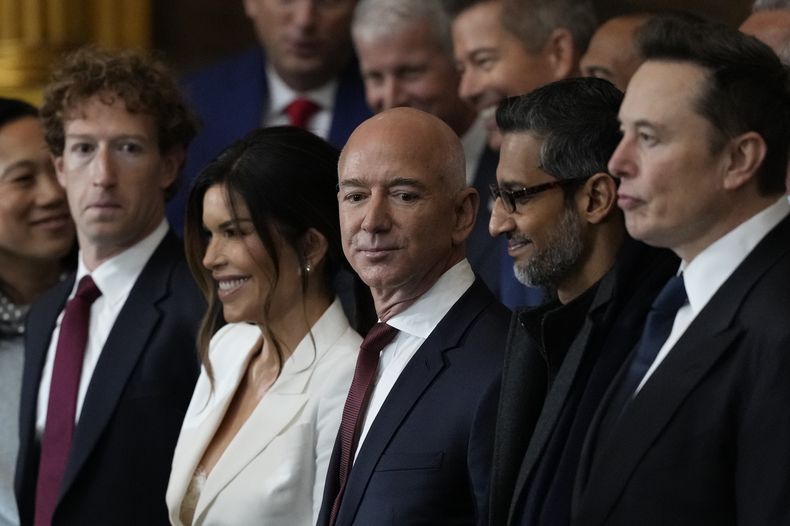 Invitados como Mark Zuckerberg, Jeff Bezos, Sundar Pichai y Elon Musk, llegan a la ceremonia de investidura del presidente electo Donald Trump en Rotonda del Capitolio, en Washington, el lunes 20 de enero de 2025. (AP Foto/Julia Demaree Nikhinson, Pool)