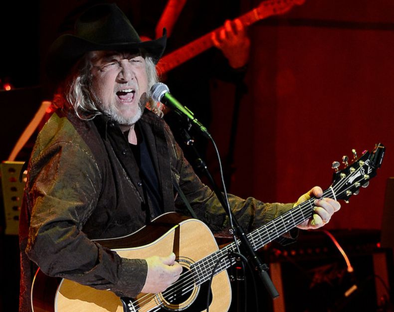 John Anderson en la ceremonia del Salón de la Fama de la Música Country, en Nashville, Tennessee, el 27 de octubre de 2013. (AP foto/Mark Zaleski)