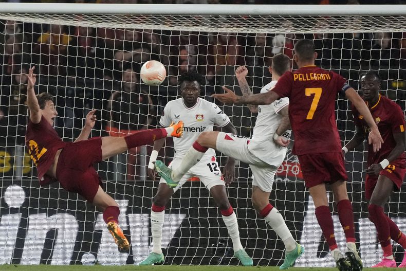 Edoardo Bove (izquierda) anota el gol de la Roma para la victoria 1-0 ante el Bayer Leverkusen en las semifinales de la Liga Europa, el jueves 11 de mayo de 2023, en Turín. (AP Foto/Gregorio Borgia)