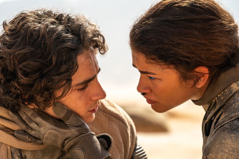Esta imagen proporcionada por Warner Bros. Pictures muestra a Timothee Chalamet, izquierda, y Zendaya en una escena de Dune: Part Two. (Niko Tavernise/Warner Bros. Pictures vía AP)