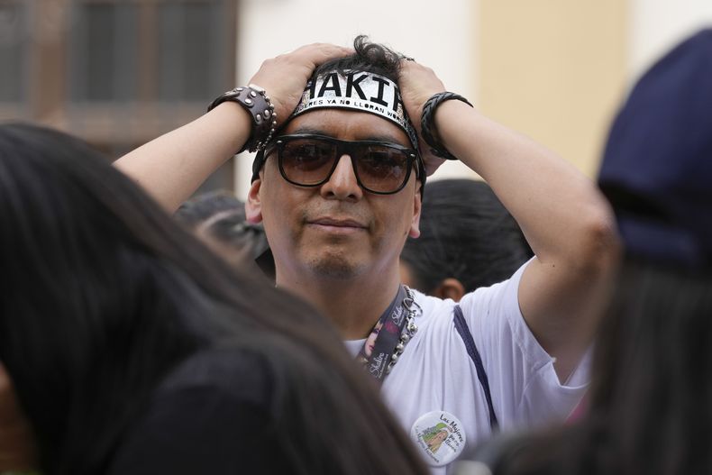 Un seguidor de la estrella pop colombiana Shakira reacciona afuera del Estadio Nacional al enterarse de que canceló su concierto luego de ser hospitalizada, en Lima, Perú, el domingo 16 de febrero de 2025. (Foto AP/Martín Mejía)