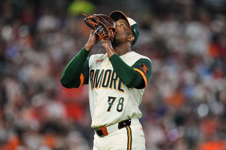 El cubano Yennier Cano, de los Orioles de Baltimore, festeja luego de recetar un ponche ante los Filis de Filadelfia, el viernes 31 de julio de 2026 (AP Foto/Stephanie Scarbrough)