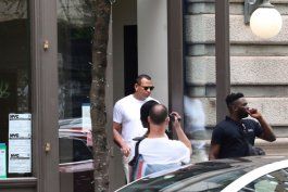 Alex Rodriguez fue visto abandonando el edificio de Nueva York donde vive Katie Holmes.