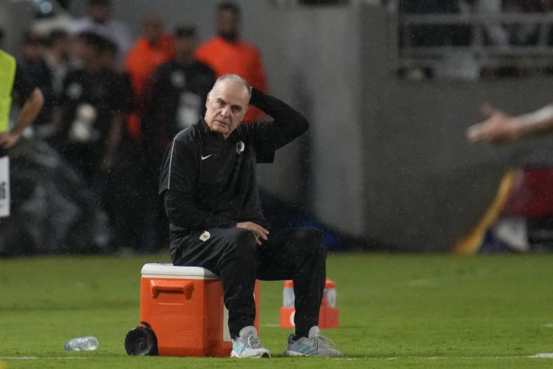 El técnico de Uruguay Marcelo Bielsa durante el partido contra Venezuela en las eliminatorias del Mundial, el martes 10 de septiembre de 2024, en Maturín, Venezuela, el martes 10 de septiembre de 2024. (AP Foto/Ariana Cubillos)