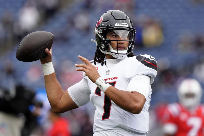 El quarterback de los Texans de Houston C.J. Stroud calienta antes de un partido contra los Patriots de Nueva Inglaterra, el domingo 13 de octubre de 2024, en Foxborough, Massachusetts (AP Foto/Steven Senne)