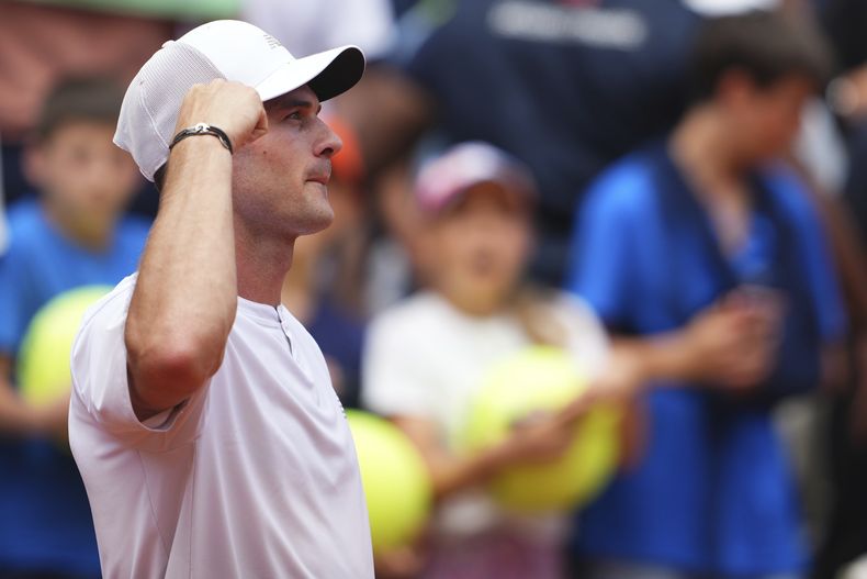 Tommy Paul, de Estados Unidos, reacciona después de vencer al australiano Alexei Popyrin durante la cuarta ronda del torneo de tenis Abierto de Francia, en Roland-Garros, el domingo 1 de junio de 2025. (AP Foto/Lindsey Wasson)