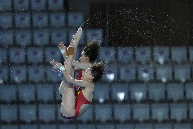Las chinas Chen Yuxi y Quan Hongchan compiten en un entrenamiento de los clavados de los Juegos Olímpicos de París, el jueves 25 de julio de 2024, en Saint-Denis, Francia. (AP Foto/Lee Jin-man)