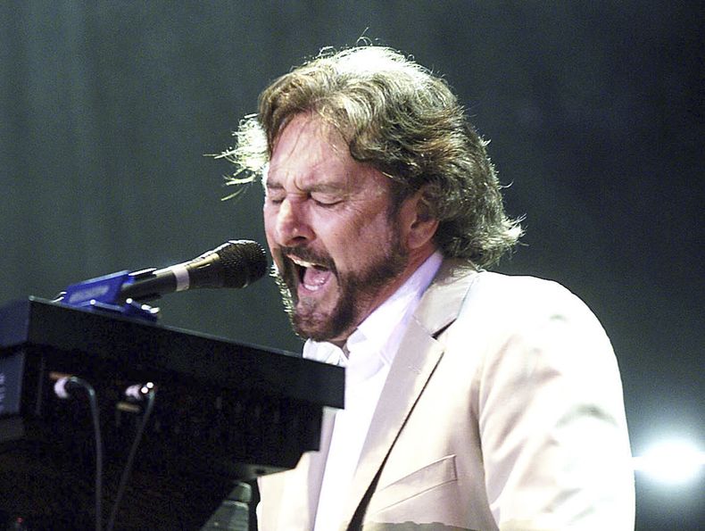 ARCHIVO - Rick Davies toca los teclados mientras canta durante el concierto de la banda británica Supertramp en Budapest, el viernes por la noche, 28 de junio de 2002. (Noemi Bruzak/MTI via AP)/MTI via AP)