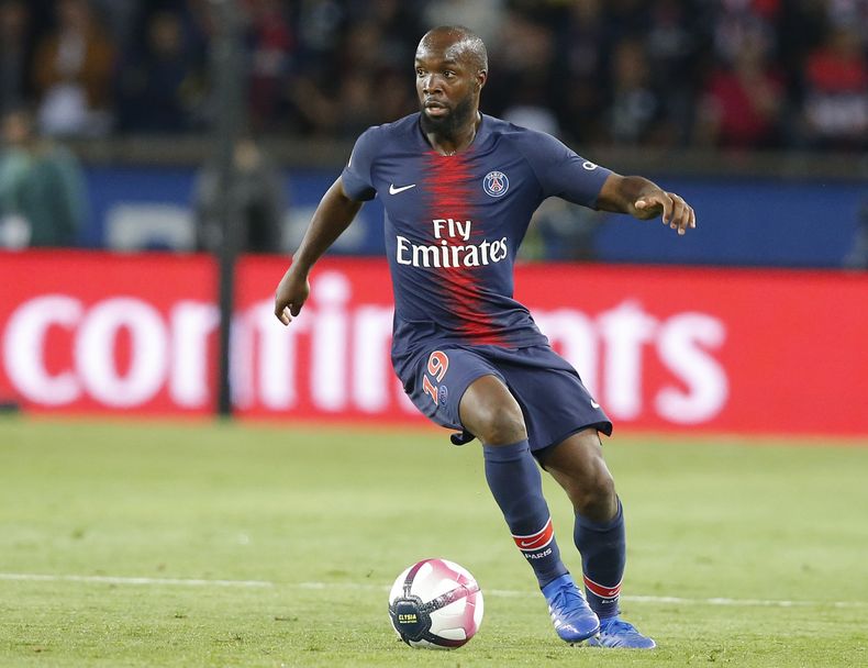 En esta imagen de archivo, tomada el 14 de septiembre de 2018, el futbolista del Paris-Saint-Germain Lassana Diarra conduce la pelota durante un partido de la liga francesa contra el Saint-Etienne, en el estadio del Parque de los Príncipes, en París. (AP Foto/Michel Euler, archivo)