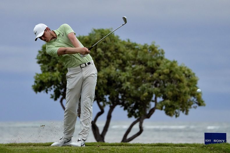 Cam Davis realiza su tiro de salida al hoyo 17 durante la primera ronda del Sony Open, el jueves 11 de enero de 2024 en Honolulú (AP Foto/Matt York)