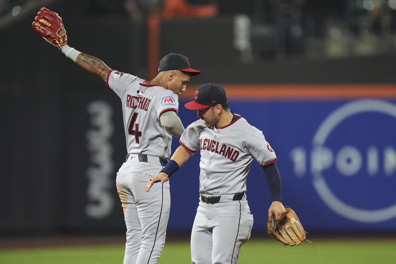 El venezolano Brayan Rocchio (izquierda) y Steven Kwan festejan la victoria de los Guardianes de Cleveland sobre los Mets de Nueva York, el martes 5 de agosto de 2025 (AP Foto/Frank Franklin II)