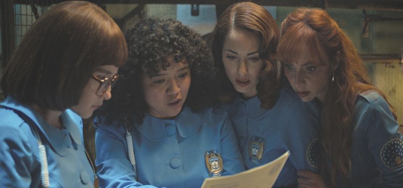 En esta imagen proporcionada por Apple TV, Ximena Sariñana, de izquierda a derecha, Amorita Rasgado, Bárbara Mori y Natalia Téllez en una escena de Las Azules (Women in Blue).