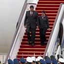 ARCHIVO - El presidente de Venezuela, Nicolás Maduro, izquierda, y la primera dama Cilia Flores llegan al Aeropuerto Internacional de Beijing, China, el 1 de septiembre de 2015. (AP Foto/Ng Han Guan, Archivo)