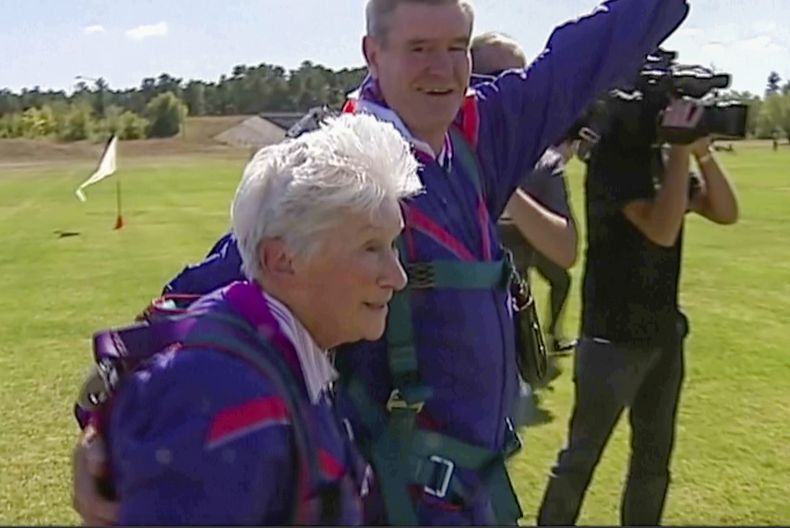 En esta imagen tomada de un video, Clare Nowland luego de su salto en paracaídas en Canberra, Australia, 6 de abril de 2008. Nowland, ahora de 95 años y afectada de demencia, murió el miércoles 24 de mayo de 2023, una semana después de que un agente de policía le disparó con una pistola eléctrica. (Australian Broadcasting Corp. vía AP)