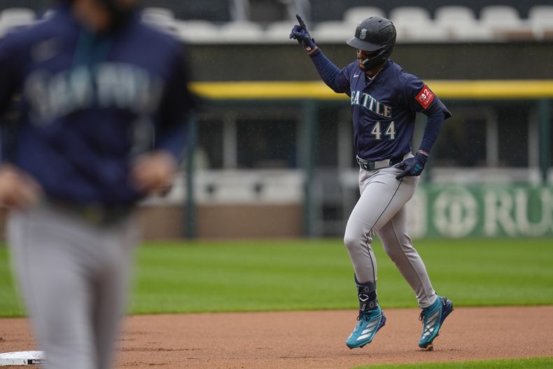 El dominicano Julio Rodríguez, de los Marineros de Seattle, recorre las almohadillas tras conseguir un jonrón en el duelo del miércoles 21 de mayo de 2025, ante los Medias Blancas de Chicago (AP Foto/Erin Hooley)