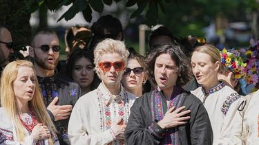 La banda ucraniana Ziferblat canta el himno nacional de Ucrania durante una reunión en un parque de Basilea, Suiza, en el marco de la semana de la 69na edición del Festival de la Canción de Eurovisión, el jueves 15 de mayo de 2025. (AP Foto/Martin Meissner)