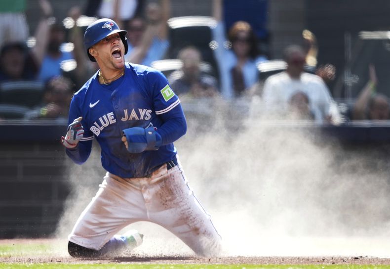 George Springer de los Azulejos de Toronto reacciona tras anotar una carrera ante los Astros de Houston, el jueves 11 de septiembre de 2025, en Toronto. (Nathan Denette/The Canadian Press vía AP)
