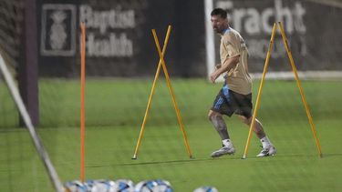 Lionel Messi entrena con la selección de Argentina en el complejo de Inter Miami el lunes 7 de octubre de 2024 en Fort Lauderdale, Florida. (AP Foto/Jim Rassol)