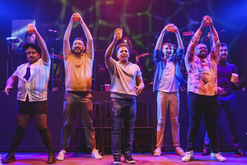 En esta imagen proporcionada por Print Shop PR la compañía interpreta el musical de Donald Rupe From Here en Orlando. El musical hará su debut en el circuito off-Broadway este verano. (Ashleigh Ann Gardner/Print Shop PR vía AP)