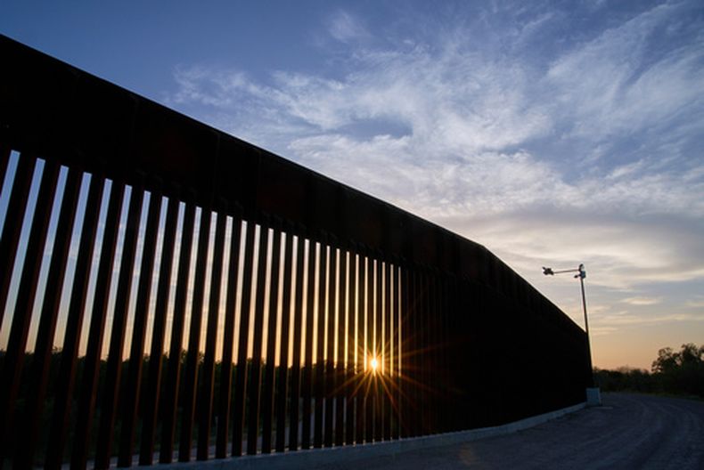 El sol se oculta detrás de un tramo del muro fronterizo, el 18 de junio de 2025, en Mission, Texas. (AP Foto/Jacquelyn Martin, Archivo)
