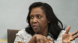 Lisa Cook, miembro de la junta de gobernadores de la Reserva Federal, habla durante un encuentro con líderes de organizaciones sin fines de lucro, pequeñas empresas, fabricantes, manejo de cadenas de suministros, y de los sectores de salud, educación e inmobiliarios, el 23 de septiembre de 2022, en el edificio de la Fed en Washington. (AP Foto/Manuel Balce Ceneta, Archivo)