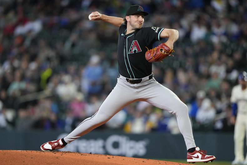 El abridor de los Diamondbacks de Arizona Brandon Pfaadt lanza en la primera entrada del juego ante los Marineros de Seattle el domingo 28 de abril del 2024. (AP Foto/Lindsey Wasson)