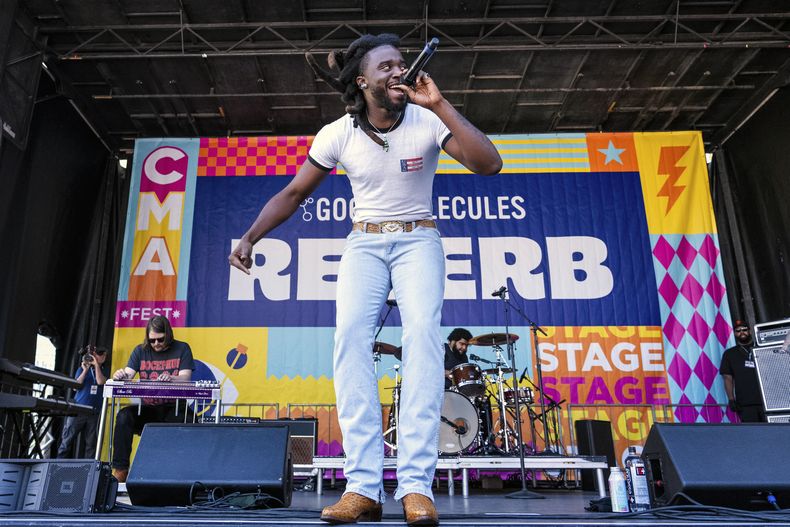 Shaboozey durante su presentación en el CMA Fest, el viernes 7 de junio de 2024, en Nashville, Tennessee. (Foto Amy Harris/Invision/AP)