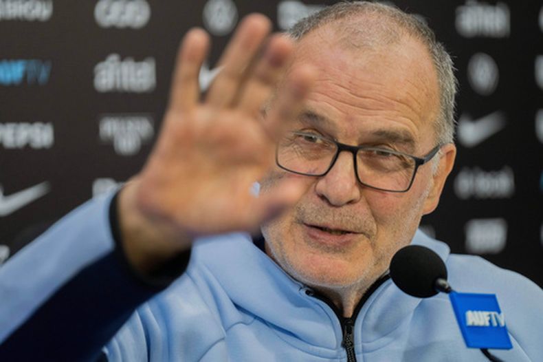 El técnico de Uruguay Marcelo Bielsa durante una rueda de prensa previo a la Copa del Mundo, el lunes 1 de junio de 2026, en Montevideo. (AP Foto/Matilde Campodónico)