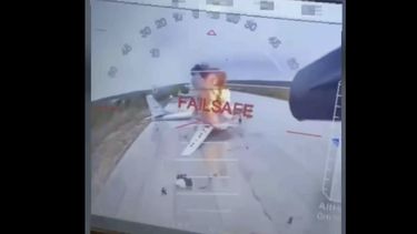 En esta imagen tomada de un video publicado el 1 de junio de 2025 por una fuente del Servicio de Seguridad Ucraniano muestra un dron ucraniano que golpea aviones rusos en el interior de territorio ruso. (Servicio de Seguridad Ucraniano via AP)