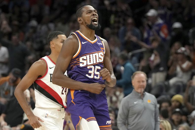 El alero de los Suns de Phoenix, Kevin Durant (35), reacciona después de anotar contra los Trail Blazers de Portland durante la primera mitad, el sábado 2 de noviembre de 2024, en Phoenix. (AP Foto/Rick Scuteri)