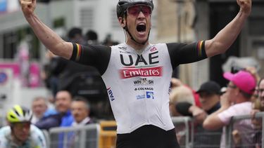 Pascal Ackermann celebra al cruzar la meta para ganar la 11ma etapa del Giro de Italia, entre Camaiore y Tortona, el miércoles 17 de mayo de 2023. (Gian Mattia DAlberto/LaPresse vía AP)