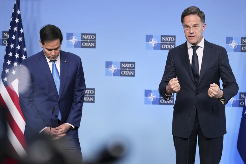 El secretario general de la OTAN, Mark Rutte, a la derecha, y el secretario de Estado de Estados Unidos, Marco Rubio, se dirigen a los medios durante una reunión de ministros de exteriores de la OTAN en la sede de la OTAN en Bruselas, el jueves 3 de abril de 2025. (AP Foto/Virginia Mayo)