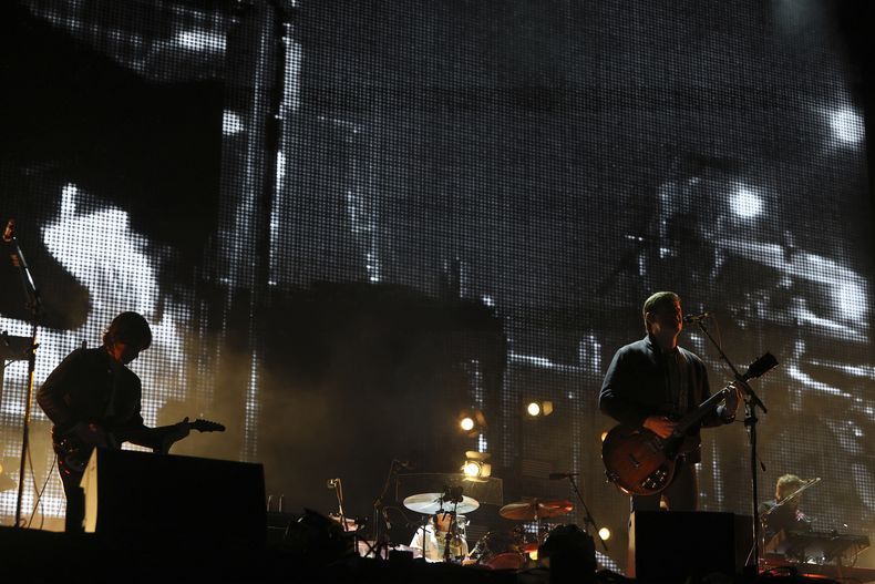 La banda estadounidense Kings of Leon durante su presentación en el Festival Vive Latino en la Ciudad de México el domingo 17 de marzo de 2024. (Foto AP/Ginnette Riquelme)