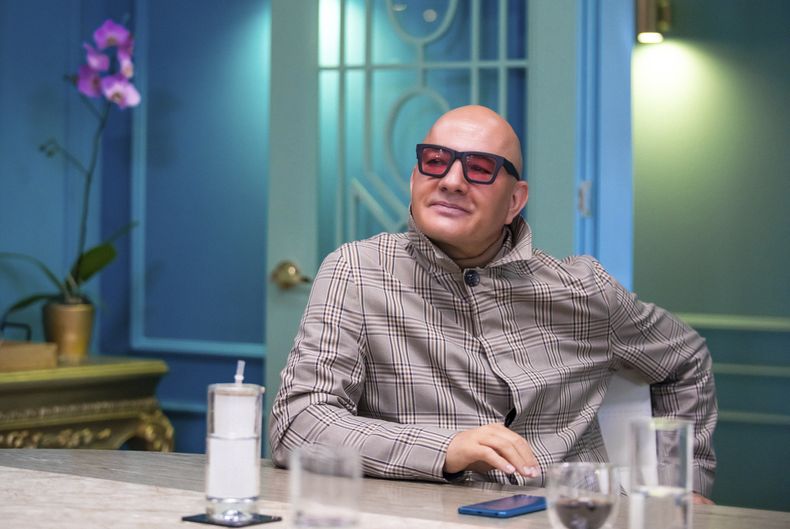 En esta imagen proporcionada por Prime Video, Julián Arango, en una escena de la serie Betty la fea: La historia continúa. (Prime Video via AP)