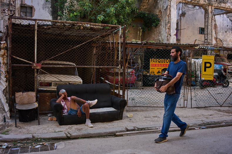 Un hombre descansa en un sofá el jueves 27 de agosto de 2026 en las calles de La Habana. (AP Foto/Ramón Espinosa)