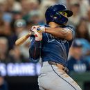 Richie Palacios, de los Rays de Tampa Bay, batea un sencillo de dos carreras ante los Marineros de Seattle, el sábado 8 de agosto de 2026 (AP Foto/Stephen Brashear)