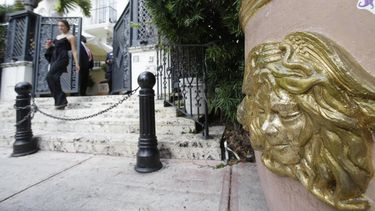 2 hombres muertos son hallados en antigua mansion de versace