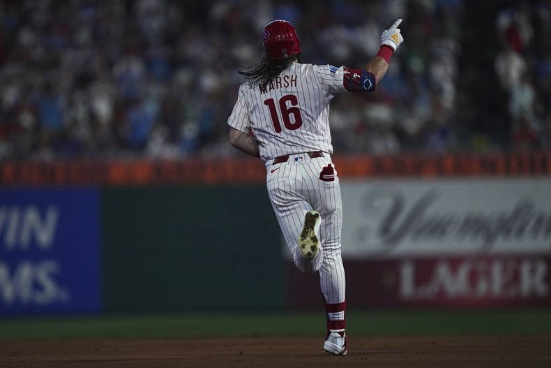 Brandon Marsh, de los Filis de Filadelfia, recorre las bases luego de batear un jonrón en el duelo ante los Orioles de BAltimore, el martes 5 de agosto de 2025 (AP Foto/Matt Rourke)
