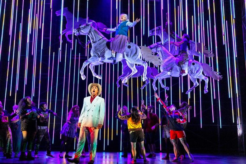 Esta imagen, difundida por la Scottish Opera, muestra a Justin Austin, en primer plano, en el centro, y a Susan Bullock, en la parte superior, en el centro, durante una representación de The Galloping Cure en el Theatre Royal de Glasgow, el 28 de julio de 2026, en Glasgow, Escocia. (Antonia Bain/Scottish Opera via AP)