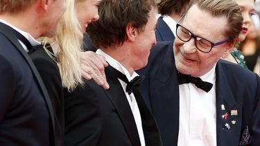 ARCHIVO - El actor Helmut Berger, derecha, con el actor Jeremie Renier, de izquierda a derecha, la actriz Aymeline Valade y el director Bertrand Bonello previo a la proyección de Saint-Laurent en la 67a edición del festival internacional de cine de Cannes, en el sur de Francia, el 17 de mayo de 2014. El actor austriaco Helmut Berger, astro del cine europeo de las décadas de 1960 y 1970, quien que saltó a la fama con papeles en películas del director italiano Luchino Visconti, ha muerto. Tenía 78 años. (Foto AP/Alastair Grant, archivo)