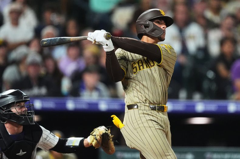 El catcher de los Padres de San Diego Ethan Salas observa su jonrón de dos carreras en la quinta entrada ante el relevista de los Rockies de Colorado Nick Frasso el miércoles 16 de septiembre del 2026. (AP Foto/David Zalubowski)