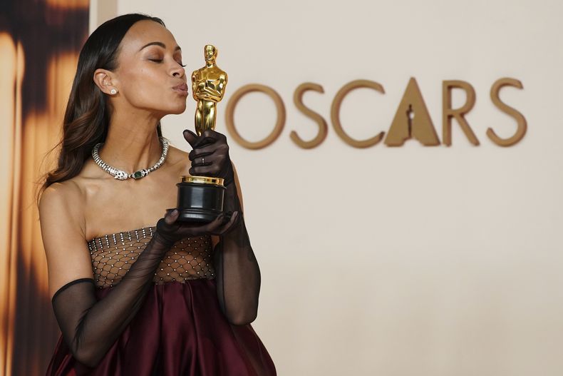 Zoe Saldana, ganadora del premio a mejor actriz de reárto por Emilia Pérez, posa en la sala de prensa de los Oscar el domingo 2 de marzo de 2025 en el Teatro Dolby de Los Ángeles. (Foto Jordan Strauss/Invision/AP)