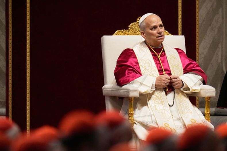 El papa León XIV preside una vigilia por la paz en la Basílica de San Pedro, en el Vaticano, el sábado 11 de abril de 2026. (Foto AP/Gregorio Borgia)