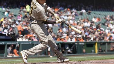 Machado produce 3; Padres barren a Gigantes