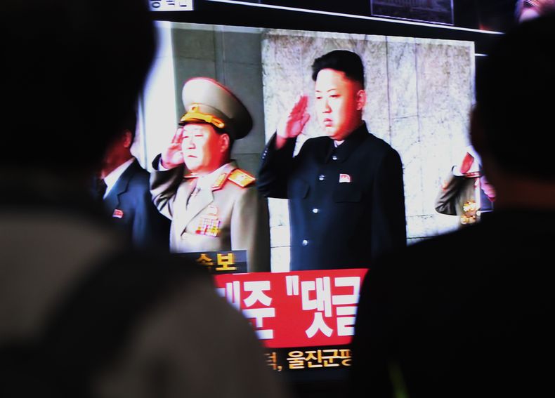 Ciudadanos surcoreanos siguen una transmisi&oacute;n por televisi&oacute;n en la que aparece el l&iacute;der norcoreano Kim Jong Un, derecha, en la Estaci&oacute;n de Trenes de Se&uacute;l, Corea del Sur, el martes 8 de octubre de 2013. Corea del Norte se