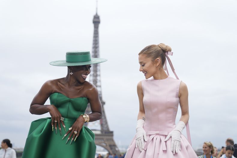Las artistas Ariana Grande, derecha, y Cynthia Erivo llegan a París, Francia, antes de la ceremonia de apertura de los Juegos Olímpicos de Verano de 2024, el viernes 26 de julio de 2024. (Foto AP/Natacha Pisarenko)