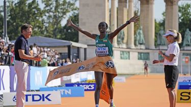 La etiope Amane Beriso Shankule reacciona al cruzar la meta para ganar la prueba de maratón en el Campeonato Mundial en Budapest el sábado 26 de agosto del 2023. (AP Foto/Ashley Landis)