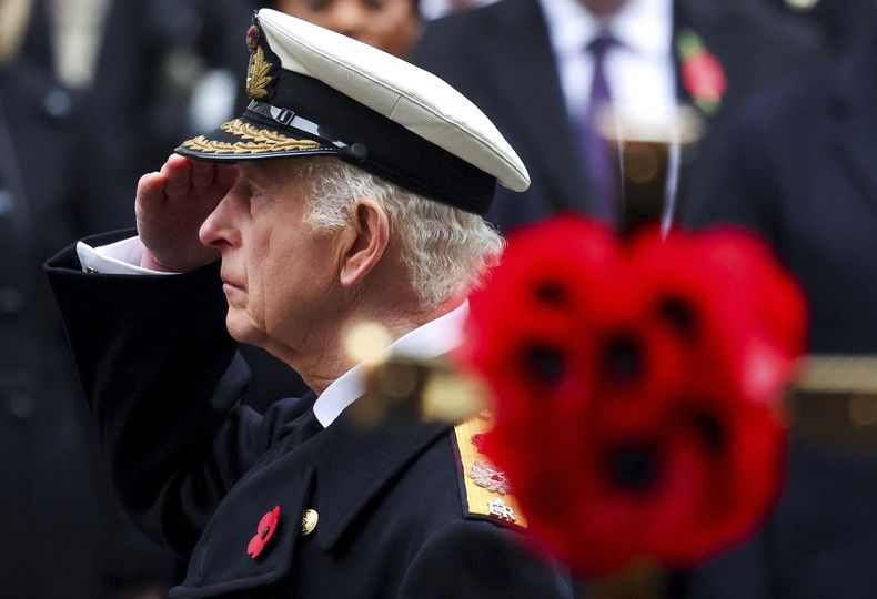 El rey Carlos III encabeza el homenaje a aquellos que han servido al país en el Día del Recuerdo, en el Cenotafio en Londres, el 10 de noviembre de 2024. (Toby Melville/Pool Photo via AP)