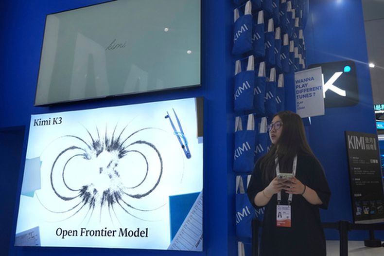 Una persona está de pie junto al stand del Kimi K3 de la startup china de IA Moonshot durante la Conferencia Mundial de IA en Shanghái, China, el 17 de julio de 2026. (Foto AP/Ng Han Guan, Archivo)