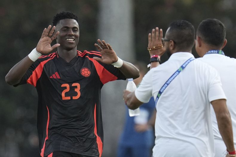 Neyser Villarreal, de la selección de Colombia, festeja luego de anotar ante Brasil en el Sudamericano Sub20, el sábado 1 de febrero de 2025, en Valencia, Venezuela (AP Foto/Ariana Cubillos)